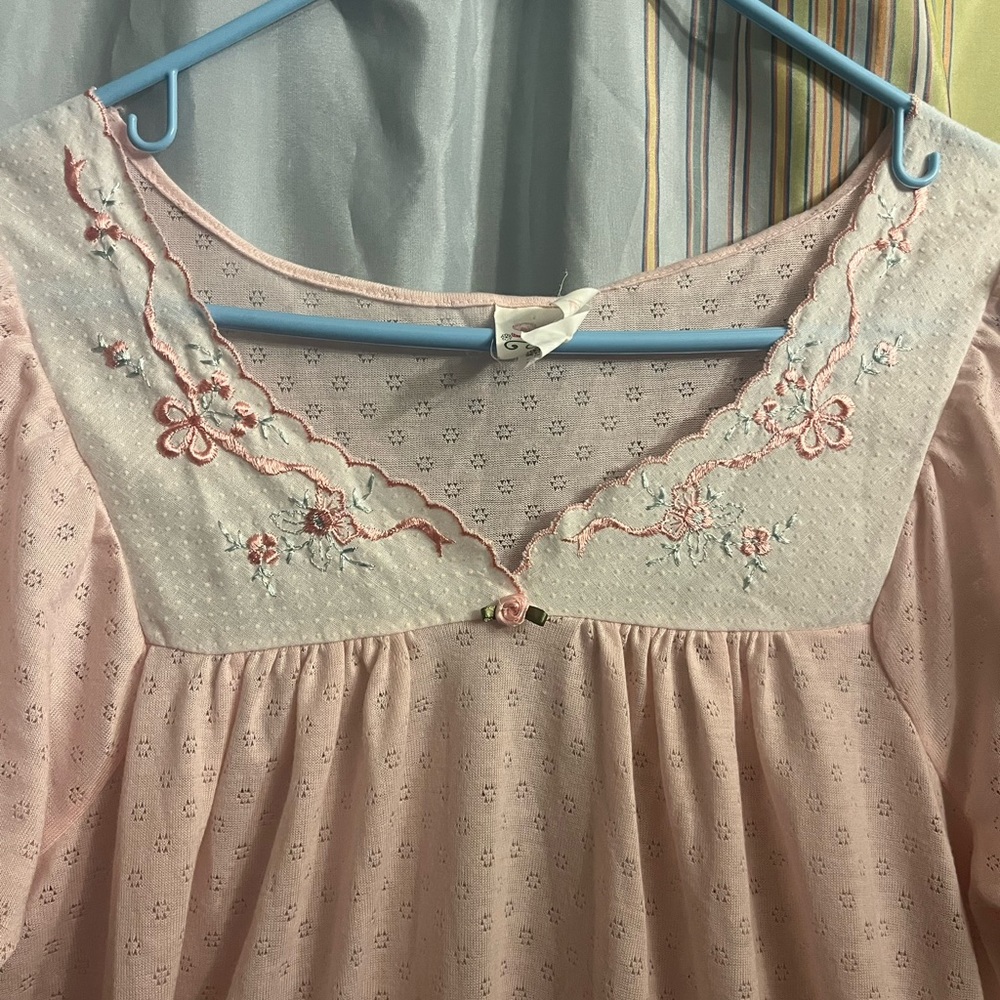 Vintage nightgown made in the USA demure sweet comfortable pink embroidered sz M